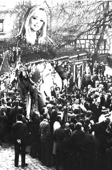 Hannelore Kohl erscheint in einer Prozession