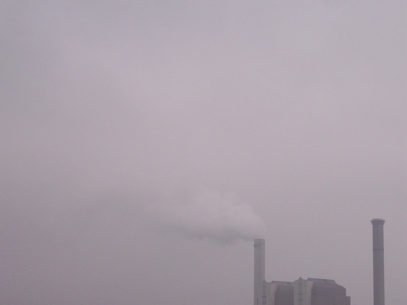 Stratus-Wolke / rauchende Schlote des Mainova Heizkraftwerks West in Frankfurt am Main; Foto