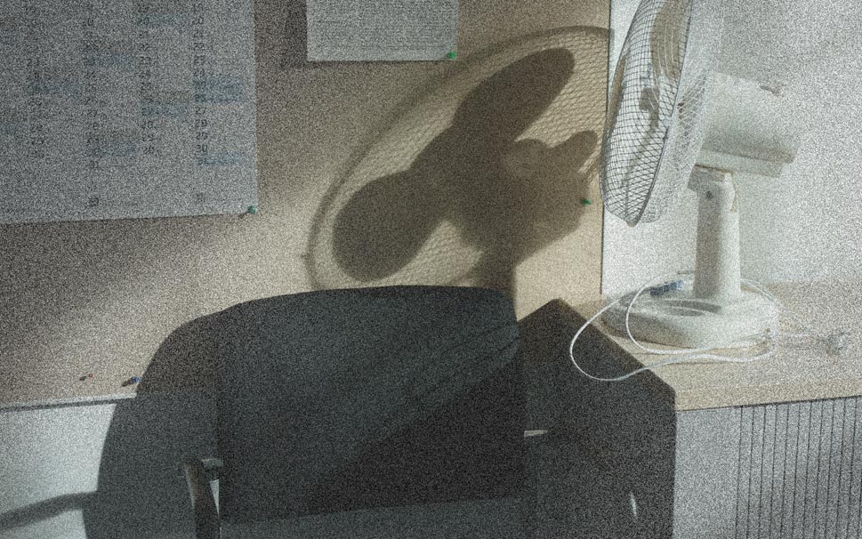 Schlagschatten eines Ventilators im Büro; manipuliertes Foto