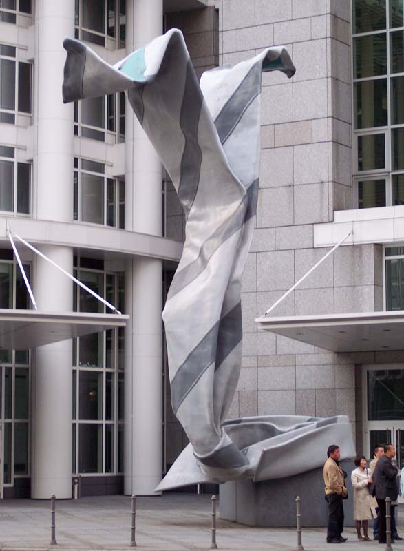 Claes Oldenburgs “Inverted collar and tie” vor dem Westend-Tower in Frankfurt am Main, 2008-03