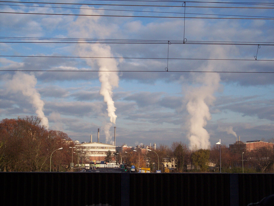 Blick vom Hochbahnhof Offenbach Ost nach Norden: Rauchsälen vor Wolkenstreifen; Foto